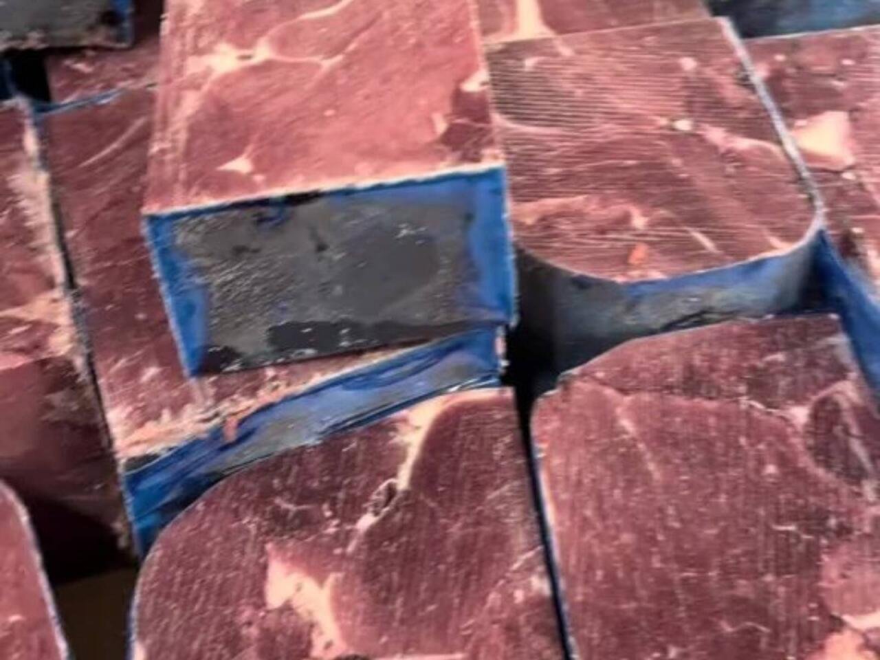 Bakıda ucuz qiymətə qəribə formalı ət satışa çıxarıldı – VİDEO