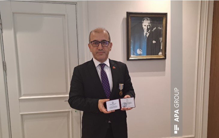 Türkiyə səfirliyinin müşaviri “Azərbaycan milli mətbuatının 150 illiyi” medalı ilə təltif olunub - FOTO
