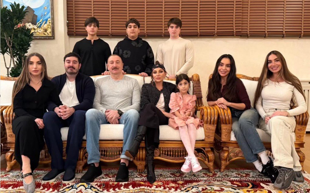 İlham Əliyev ad günündə ailəsi ilə birlikdə - FOTO