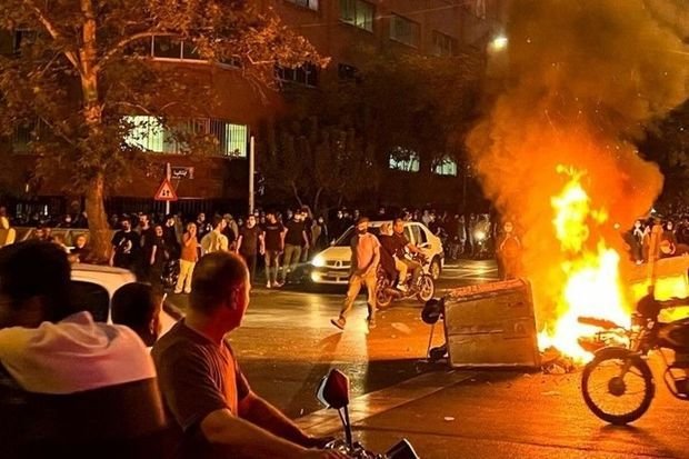 TƏCİLİ: Həmədanda hərbi vəziyyət elan edildi — İnsanlara atəş açılır