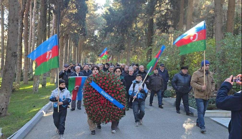 Xalq Hərəkatının fəalları Əbülfəz Elçibəyin məzarını ziyarət edib - FOTO