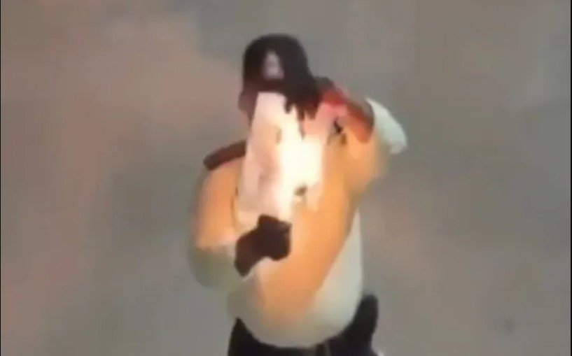 İranda polislər də Xameneyinin şəklini yandırmağa başladı - VİDEO