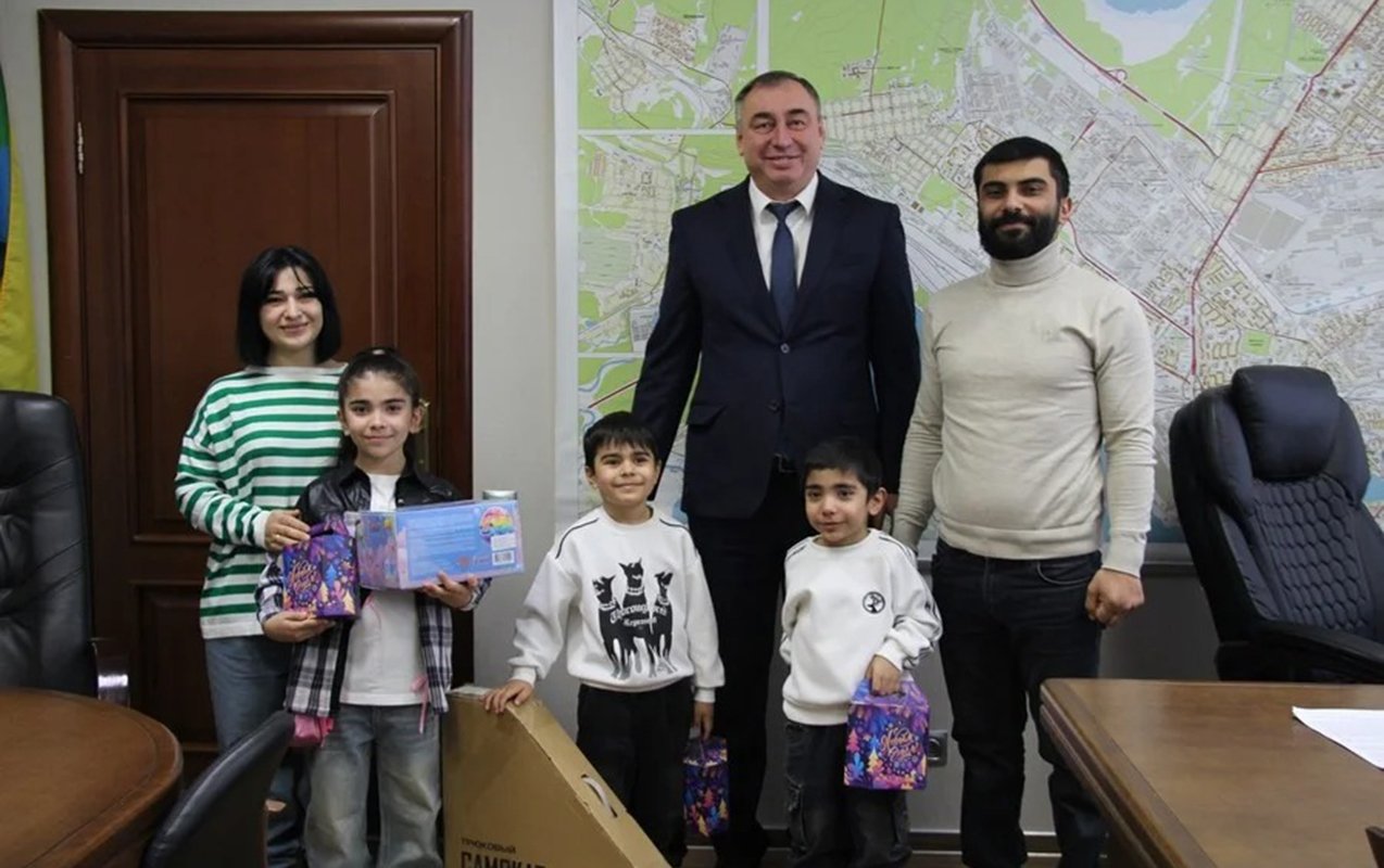 Məmurun 7 yaşlı Əliyə və 8 yaşlı bacısına aldığı hədiyyə aranı qatdı – Skandal…