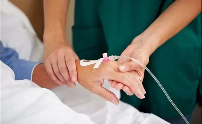 Evdə iynə vuran tibb bacıları 5000 manat cərimələnəcək - İDDİA