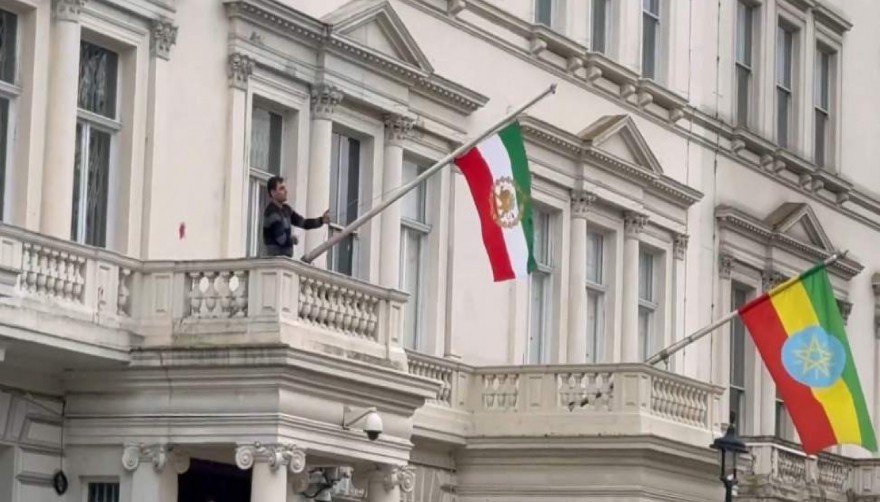 İran səfirliyindəki bayraq dəyişdirildi – VİDEO