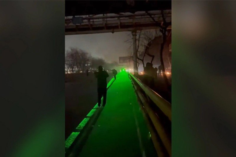 İranda etirazçılara qarşı yaşıl lazerdən istifadə olunur