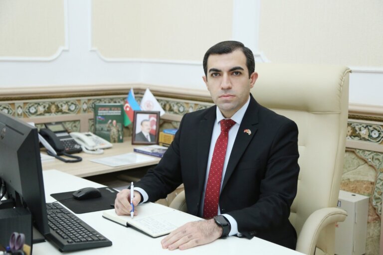 İsa Həbibbəyliyə çətir tutan şəxsin kimliyi BƏLLİ OLDU - FOTO