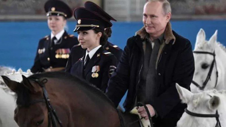 Putin kimi foto çəkdirmək istəyən polis istintaqa cəlb edildi