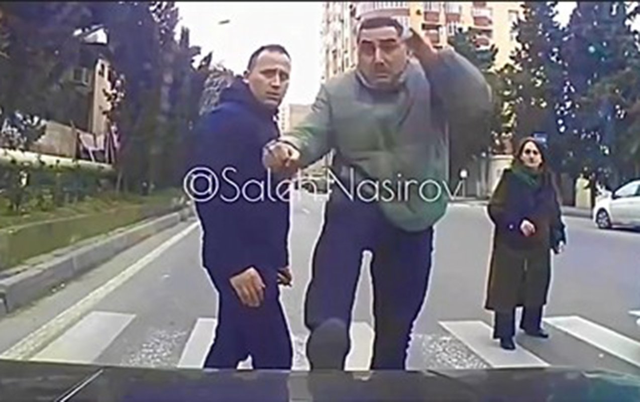 Piyada keçidində maşının üstünə tullandı: Polis araşdırır – Video