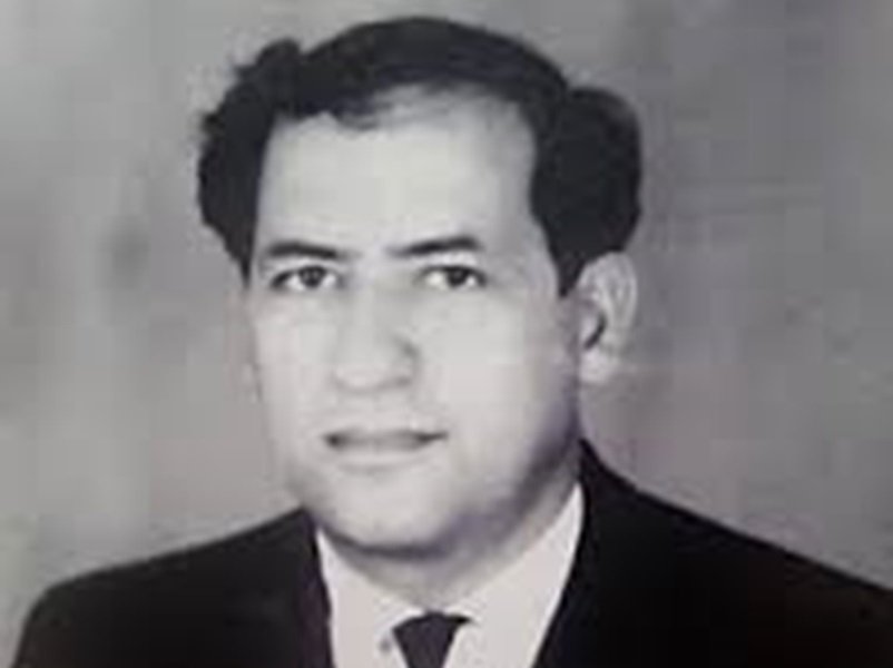 Ona Yaziçilar İttifaqinin üzvlük vəsiqəsini xalq şairi Səməd Vurğun təqdim edib