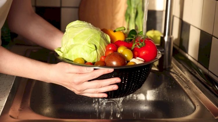 Su ilə yumaq yetmir - Meyvə-tərəvəzin üzərində GİZLƏNƏN TƏHLÜKƏ