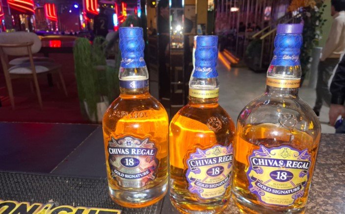 Məşhur meyxanaçının restoranında saxta içkilər verilirmiş - FOTO