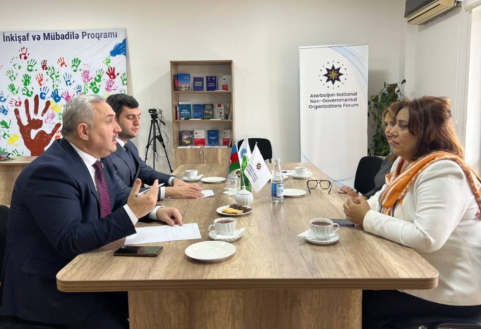 Baş katib Azər Allahverənov QHT təmsilçiləri ilə görüşüb