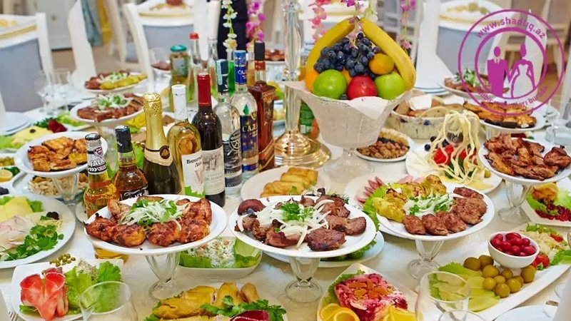 Toylarda köhnə yeməklər: Şadlıq sarayları məsuliyyətdən necə yayınır?