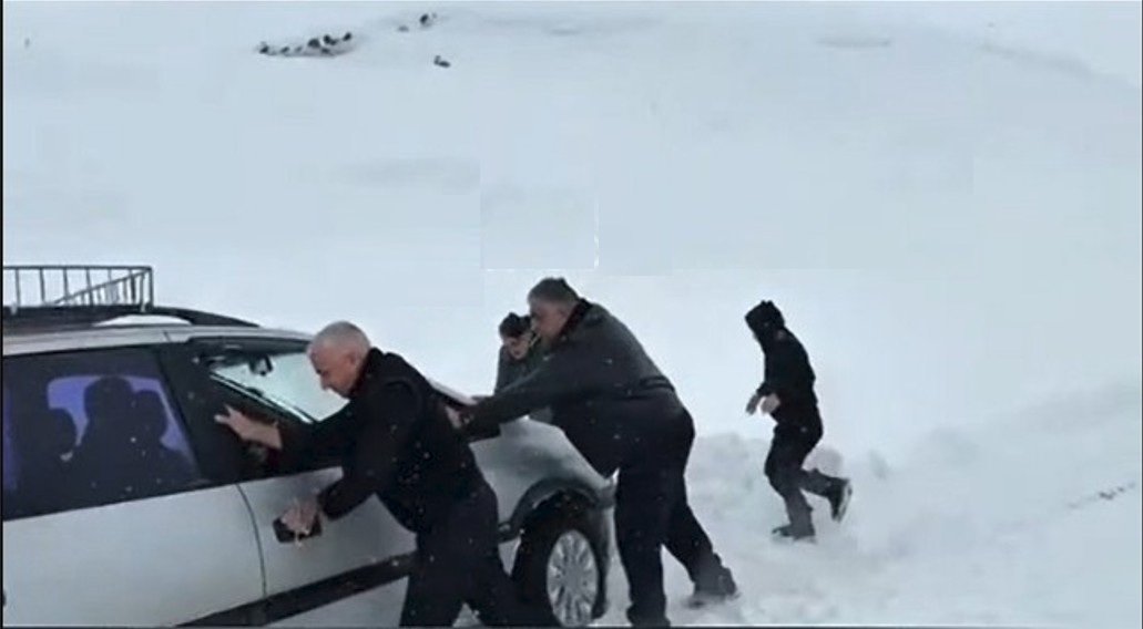 Azərbaycanlı Ermənistanda qadınla uşağı xilas etdi - VİDEO