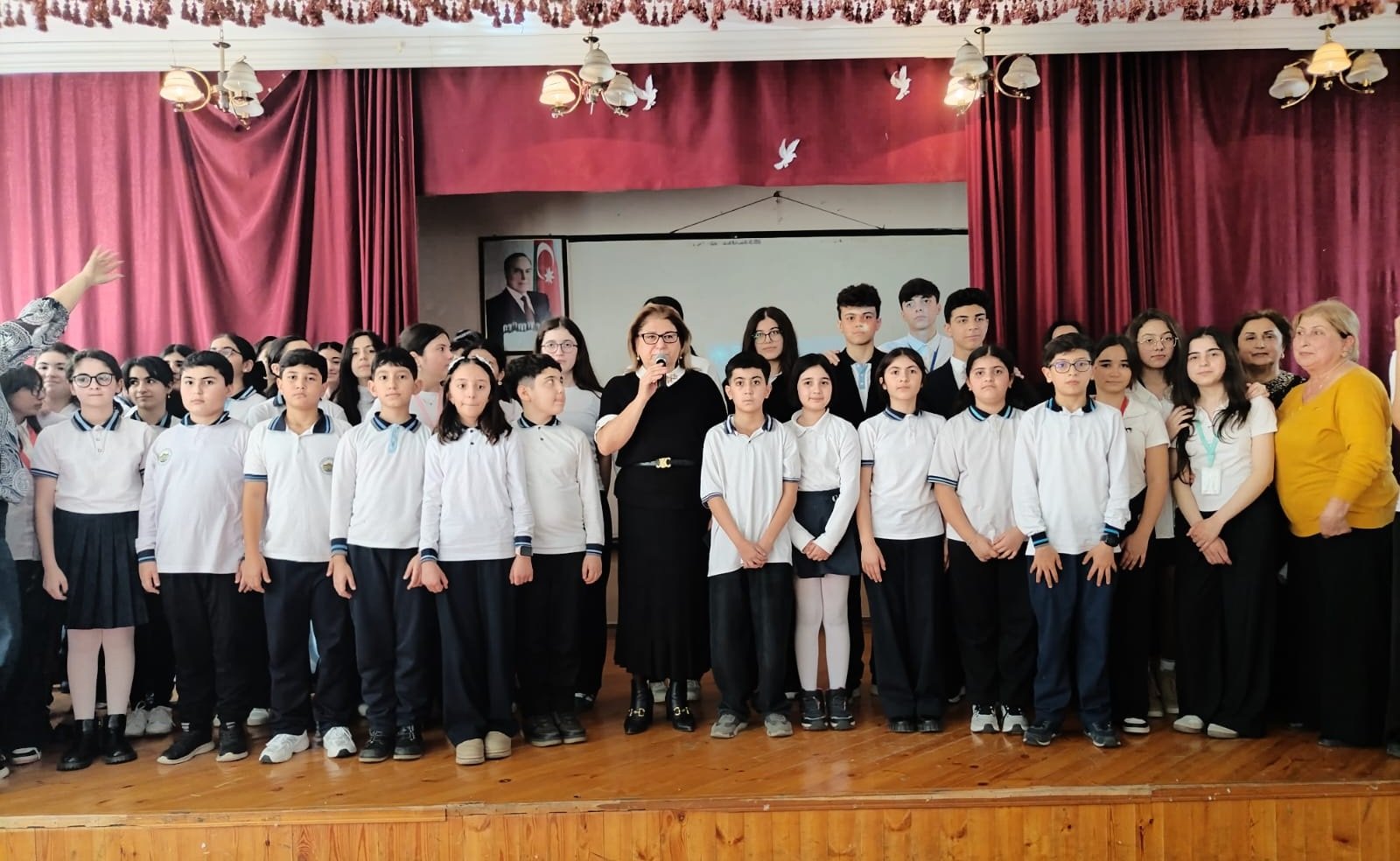 225 nömrəli tam orta məktəbdə Ana dili günü münasibətilə ədəbi-bədii tədbir keçirilib