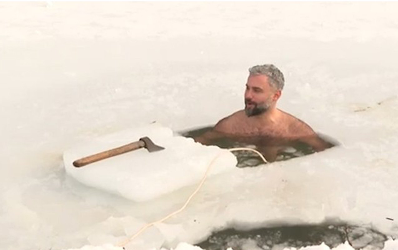 Qışın oğlan çağında buzu yarıb göldə üzür - VİDEO