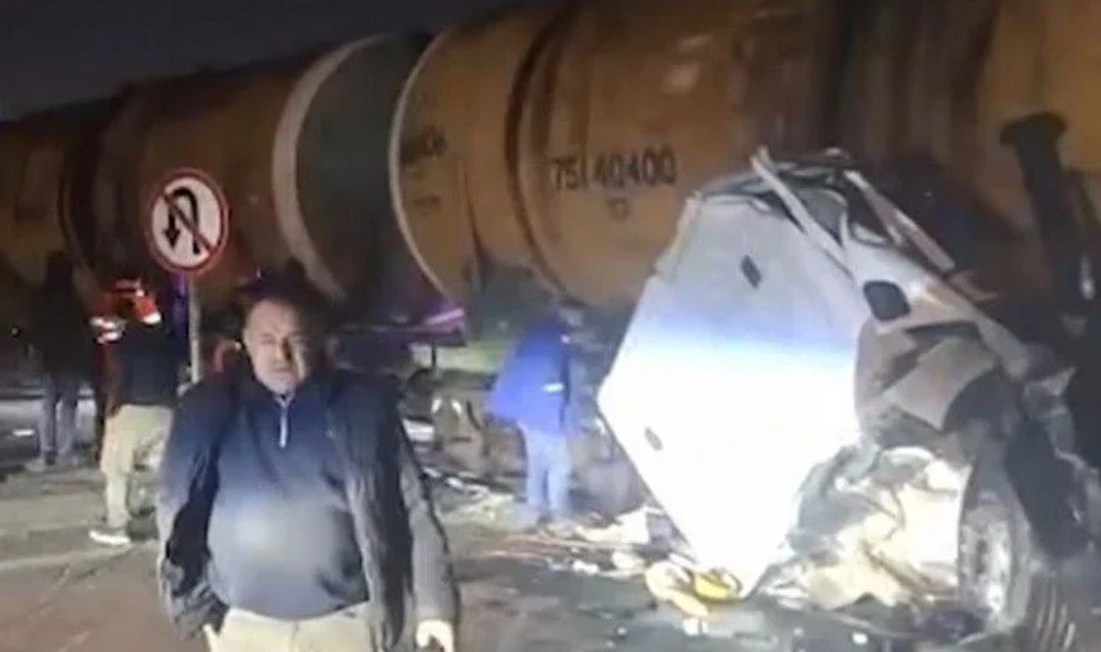 Bakıda yük maşını qatara çırpıldı - VİDEO