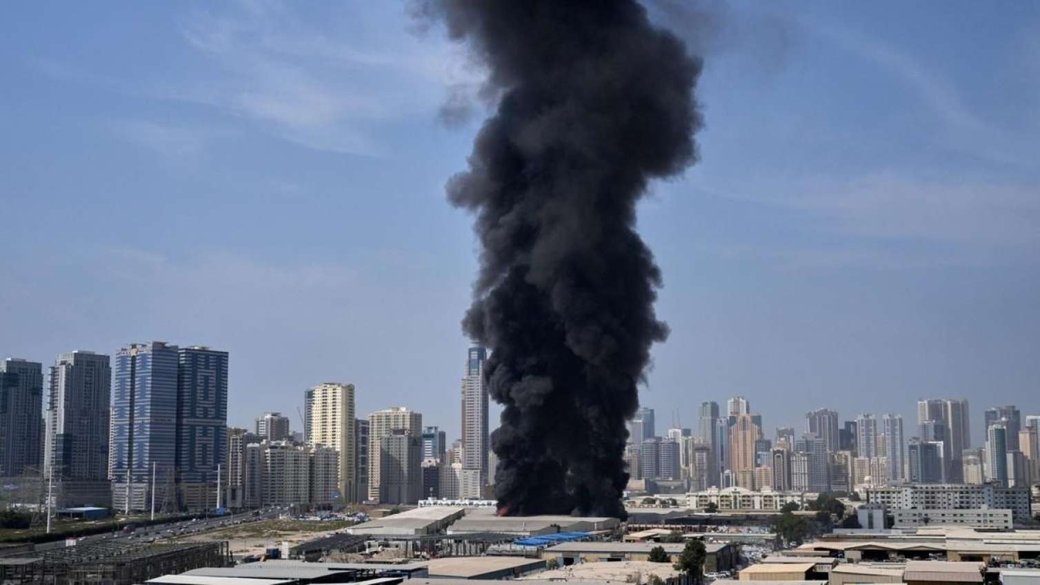 Dubay aeroportu vuruldu - Təyyarələr eniş edə bilmir