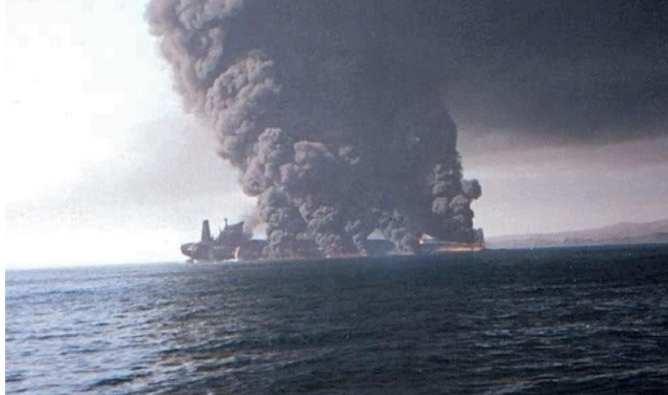 İran daha bir neft tankerini vurdu