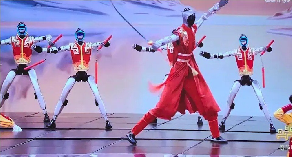 Çində robotlar kunq-fu ilə tamaşaçıları heyran etdi - VİDEO