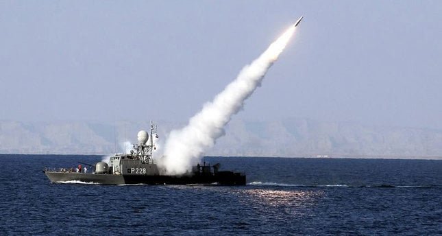 Hörmüz boğazında gəmi raketlə vuruldu