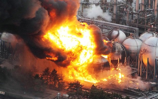 ABŞ-da neft zavoduna hücum: dəhşətli yanğın başladı - VİDEO