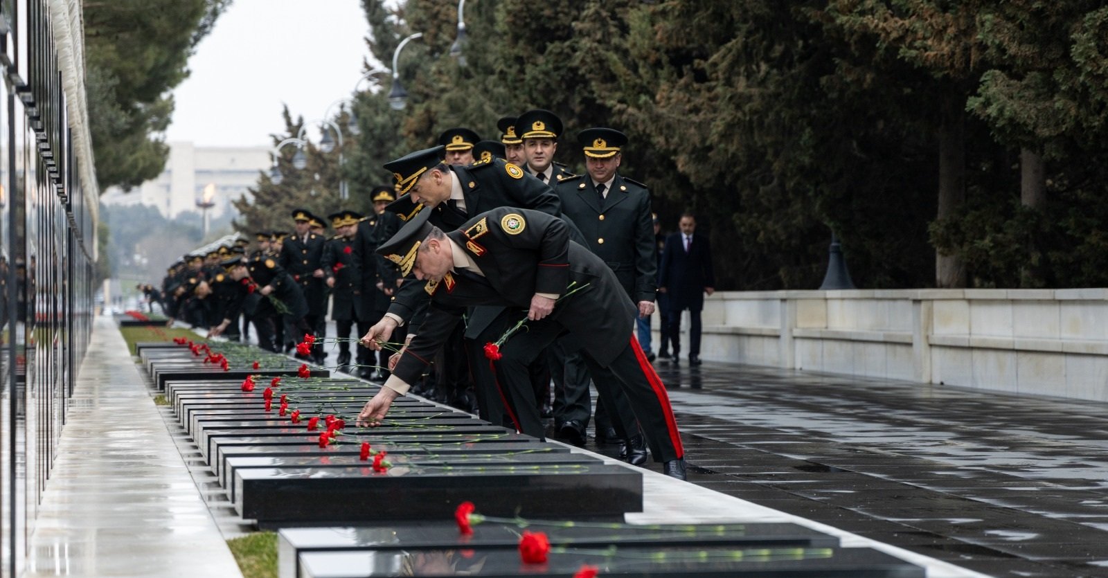 Strateji Obyektlərin Mühafizəsi Dövlət Agentliyinin kollektivi peşə bayramı münasibətilə Fəxri və Şəhidlər xiyabanlarını ziyarət edib