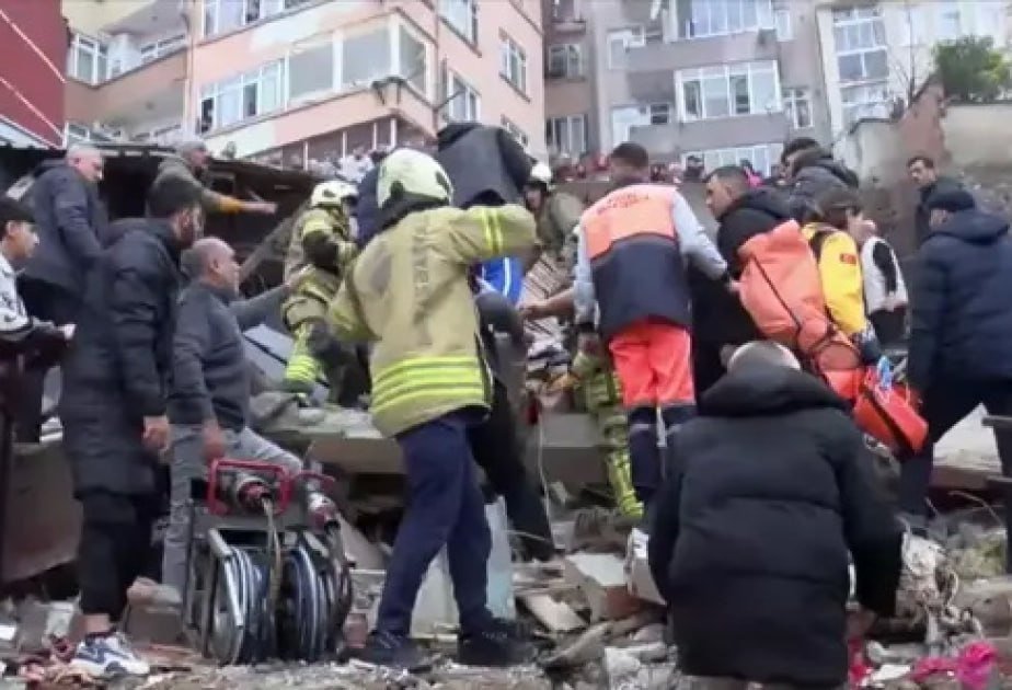 İstanbulda iki bina çökdü - Dağıntılar altında qalanlar var - VİDEO