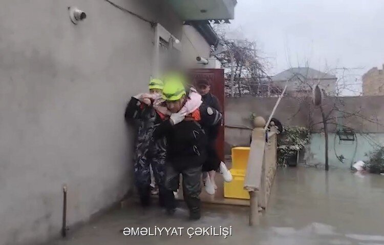 Evlərini su basan 9 nəfər xilas edildi -Video