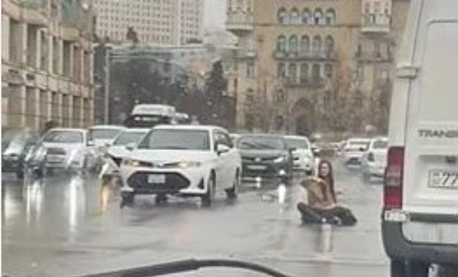 Bakının mərkəzində qızın etdiyi bu hərəkət gündəm oldu – VİDEO