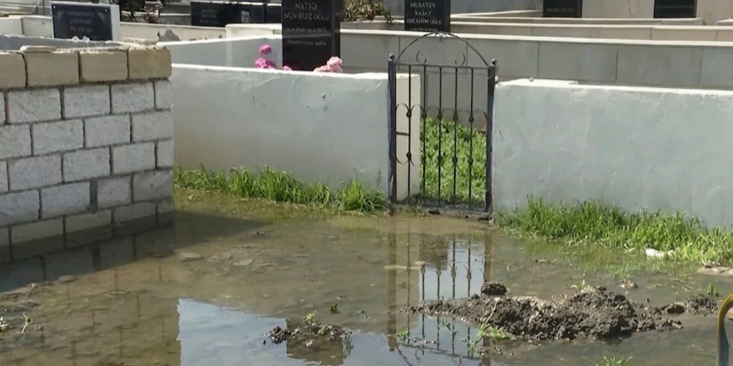 Qəbiristanlıq gölə döndü: Sakinlər çıxılmaz vəziyyətdə – VİDEO