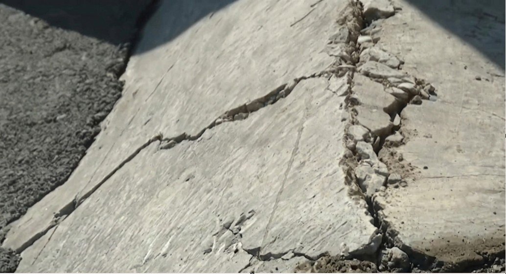 Bibiheybət yaxınlığında təhlükəli vəziyyət: yol çökür? – VİDEO