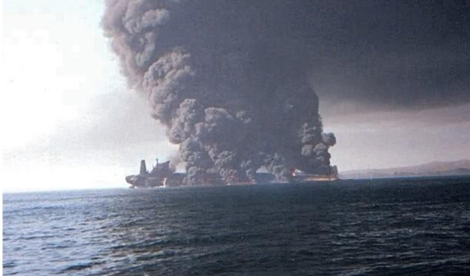 İran daha bir neft tankerini vurdu