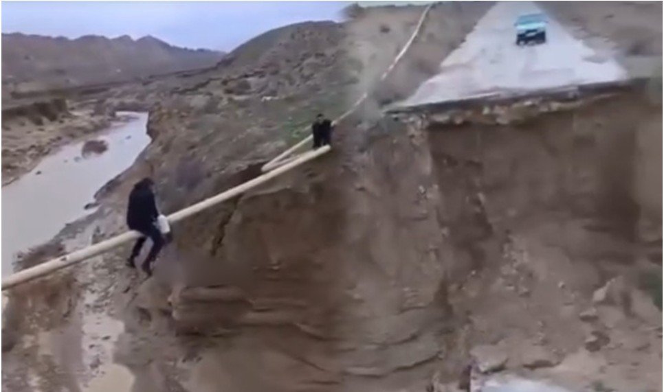 Qaradağda yolu sel apardı - Belə keçirlər - VİDEO