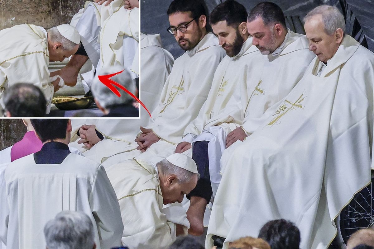 Papa 12 keşişin ayaqlarını yuyub, öpdü