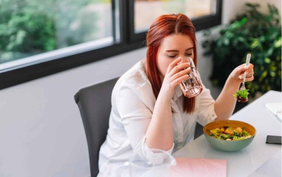 Yeməklə birlikdə su içənlərə xəbərdarlıq