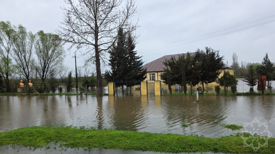 Şimal bölgəsində məktəbləri sel basdı - Dərslər təxirə salındı