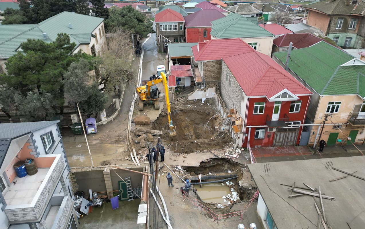 Keşləni su altında qoyan ev söküldü: Bəs evin tikintisinə göz yumanlar?