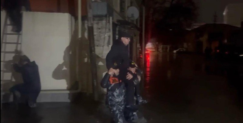 Yağışın fəsadları: Vətəndaşlar təxliyə edilir - VİDEO