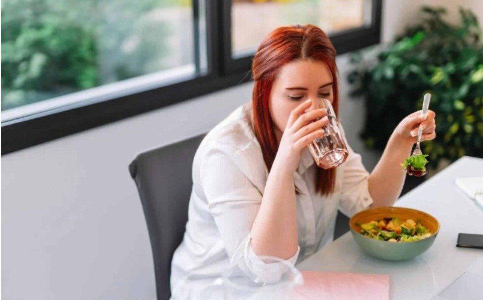Hansı daha düzgündür: yeməkdən əvvəl, yoxsa sonra su içmək?
