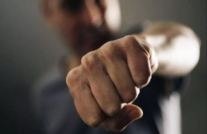 Bakıda müdir maaşını istəyən işçisini döydü