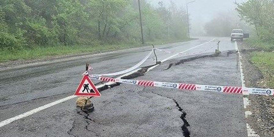 Qubada torpaq sürüşməsi baş verdi - Video