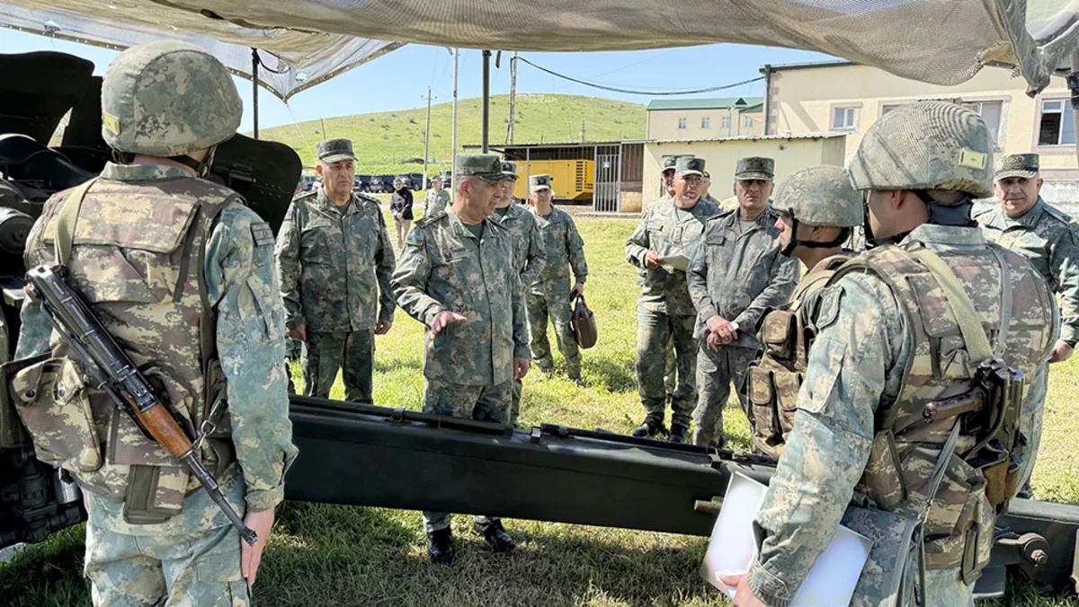 Zakir Həsənov azad olunmuş ərazilərdə xidmət edən şəxsi heyətlə görüşüb