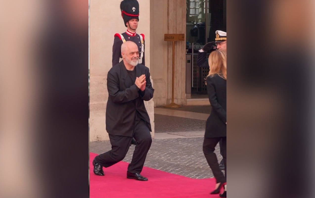 Yenə də onun qarşısında diz çökdü – Video