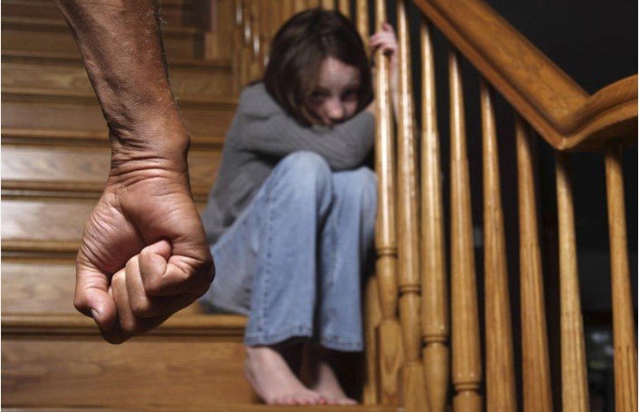 Azərbaycanda uşaqlarını döyən valideynlər cərimələnəcək