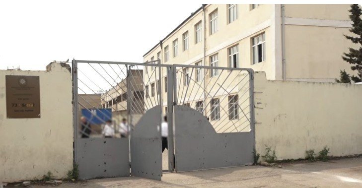 Bakıda məktəbin qarşısında İNSİDENT: Valideynlərdən biri digərini BIÇAQLADI - VİDEO