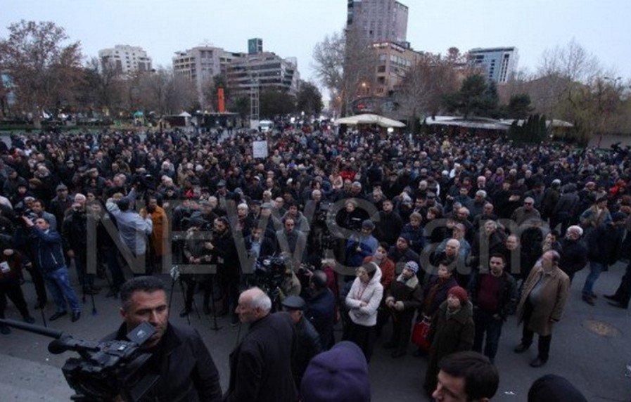 İrəvanda Türkiyə bayrağı yandırıldı - VİDEO