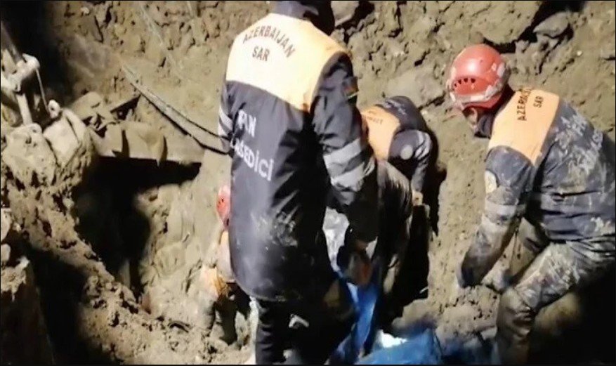 Bakıda torpaq uçqunu: Ölən var - VİDEO