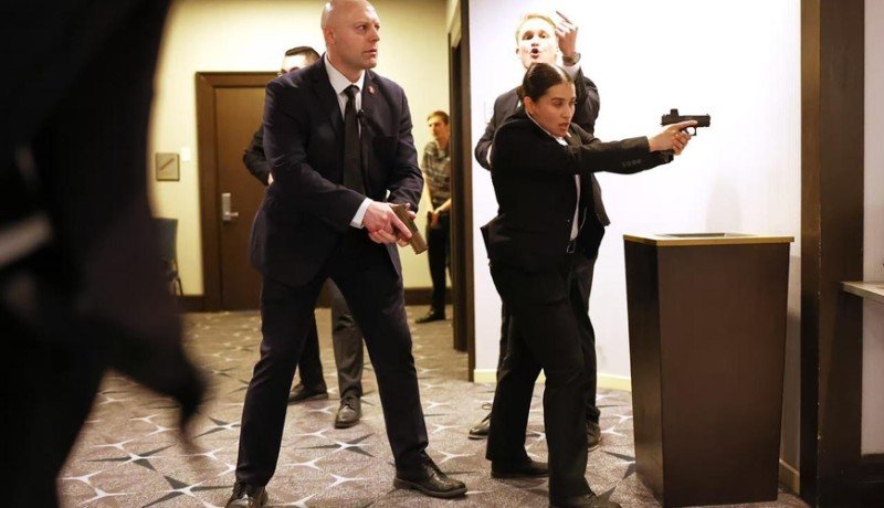 Şok anlar: Tramp atəş altında salondan təxliyə edilərkən yıxıldı - VİDEO